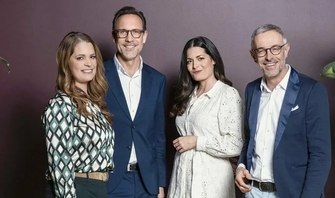 Auf dem Titelbild zu sehen, ist das Moderationsteam (v.l.) Michèle Schönbächler, Christian Zeugin, Olivia Röllin und Dani Fohrler. Copyright: SRF.