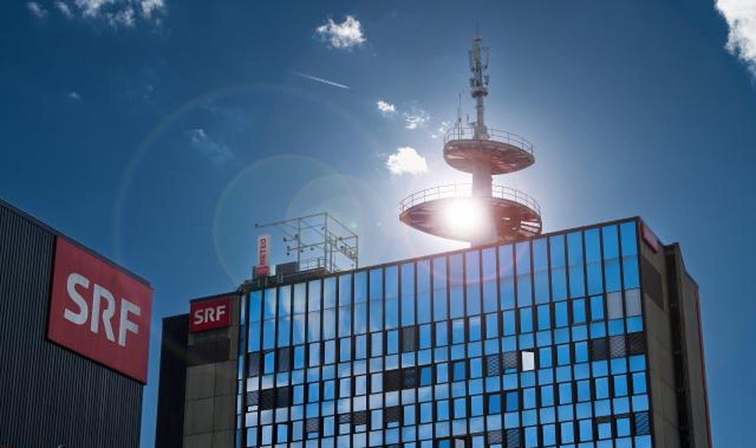 Bild von Podium zur Halbierungsinitiative im MythenForum Schwyz